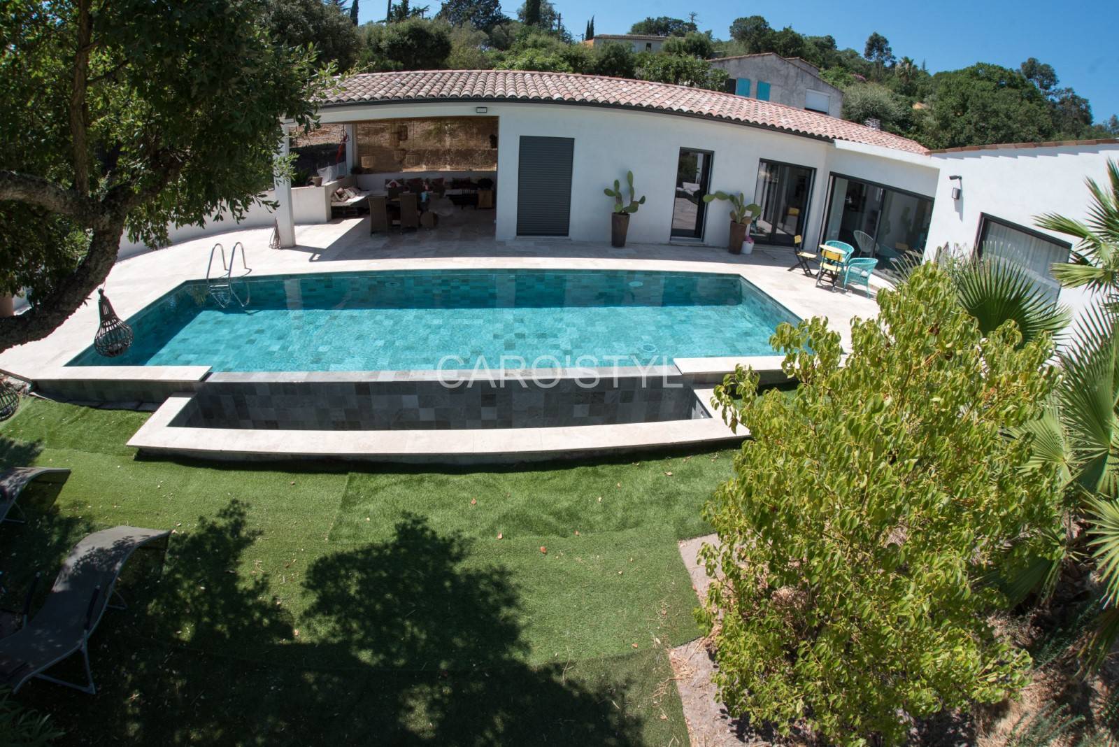 Où acheter du carrelage gris pour  piscine contemporaine, près de Toulon 83 Var