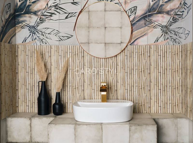 Habiller ses murs d'un carrelage effet bambou naturel pour une pièce d'eau dans le Var