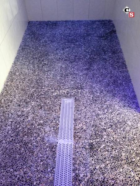 Comment poser des galets de rivière au sol d'une douche à l'Italienne? près de Hyères 83400 Var
