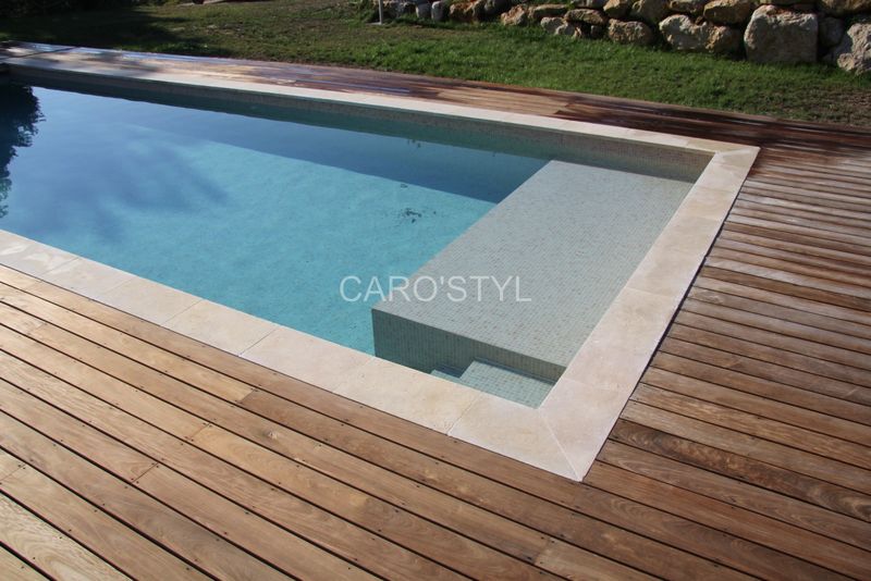 piscine contemporaine avec une margelle en pierre naturelle blanche, a marseille,13