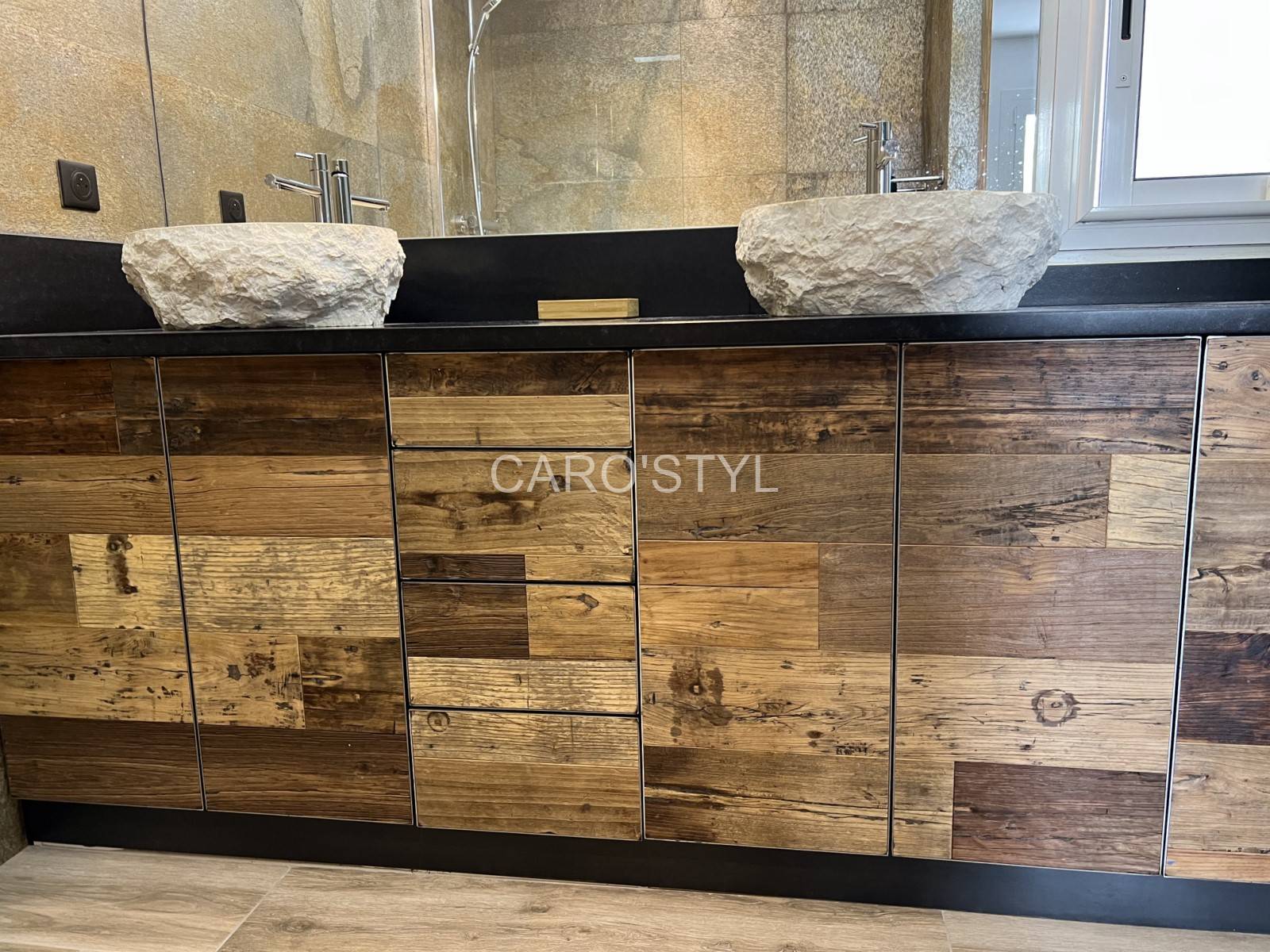 Meubles de salle de bain fabriqués avec un parquet au charme authentique dans le Var