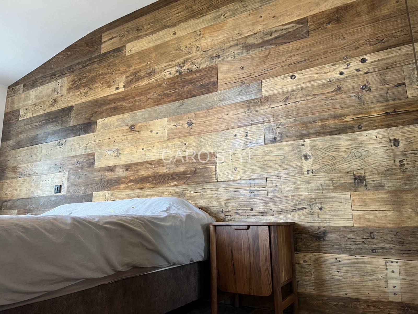 Mur réalisé en parquet en chêne aux aspérités marqués par le temps dans le Var