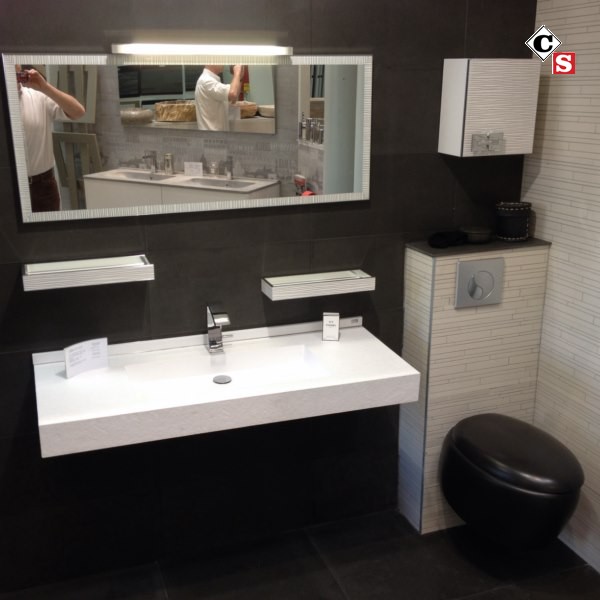 plan de toilette suspendu en résine de chez fiora, près de arles 13 bouches du rhône