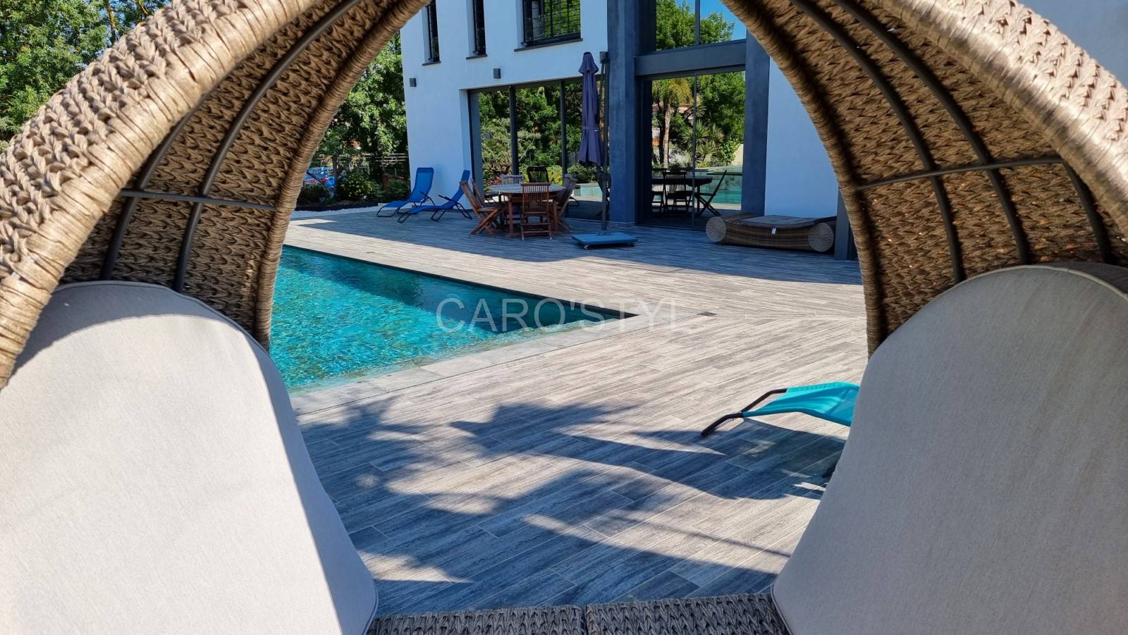 Plage de piscine en carrelage effet bois, à Carqueiranne 83 Var