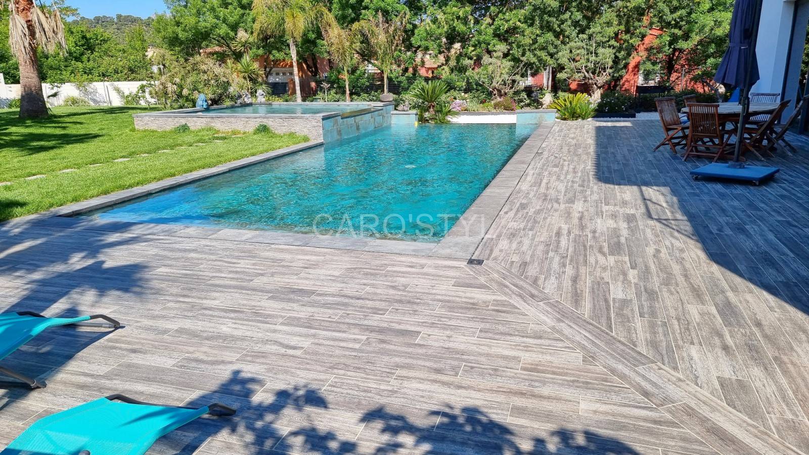Plage de piscine en carrelage effet bois, à Seyne 83 Var