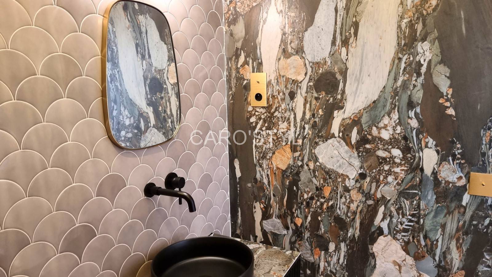 Grandes plaques marbrées pour salle de bain dans le 83