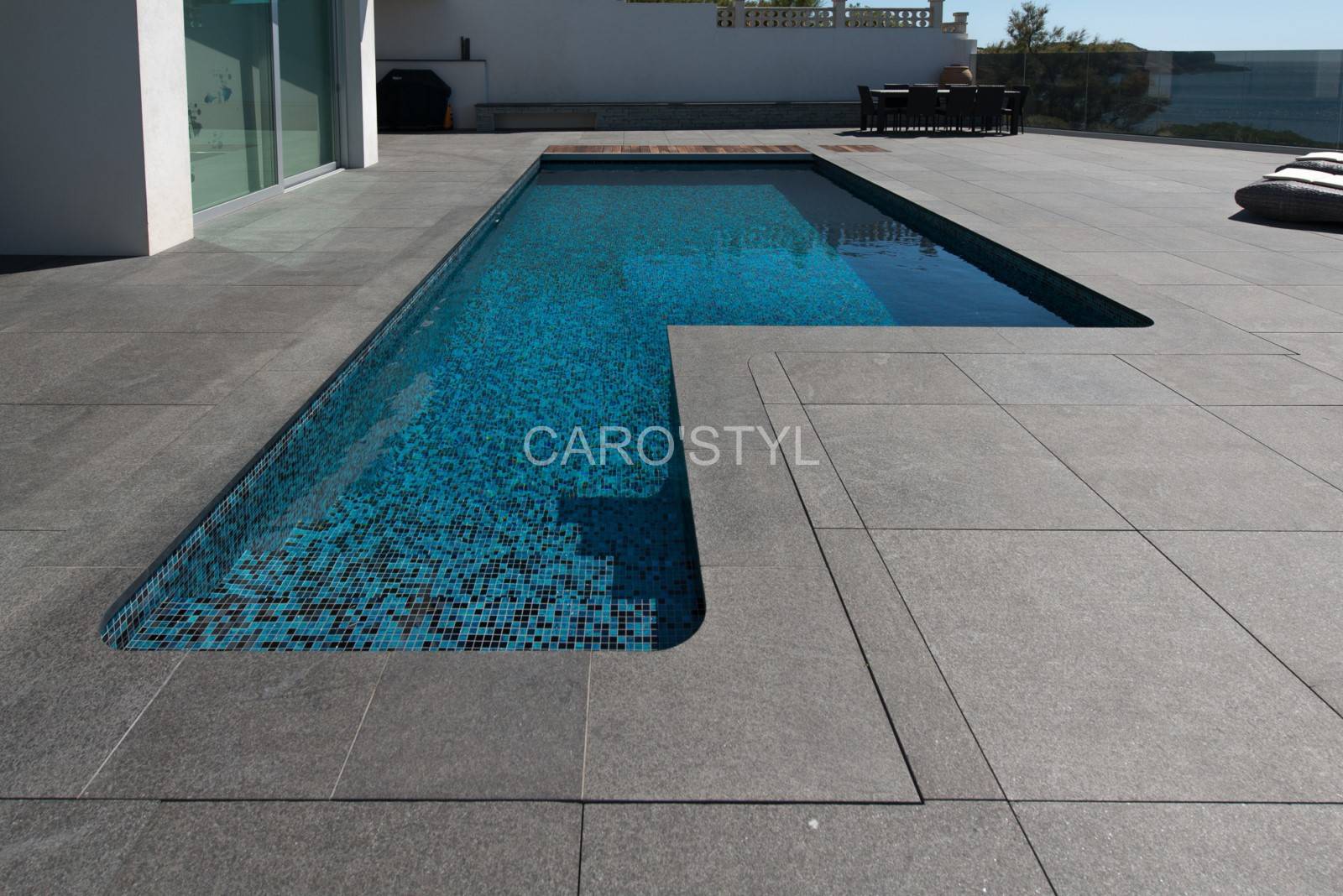 Margelle en pierre noire, pour piscine, proche du Castellet 83 Var