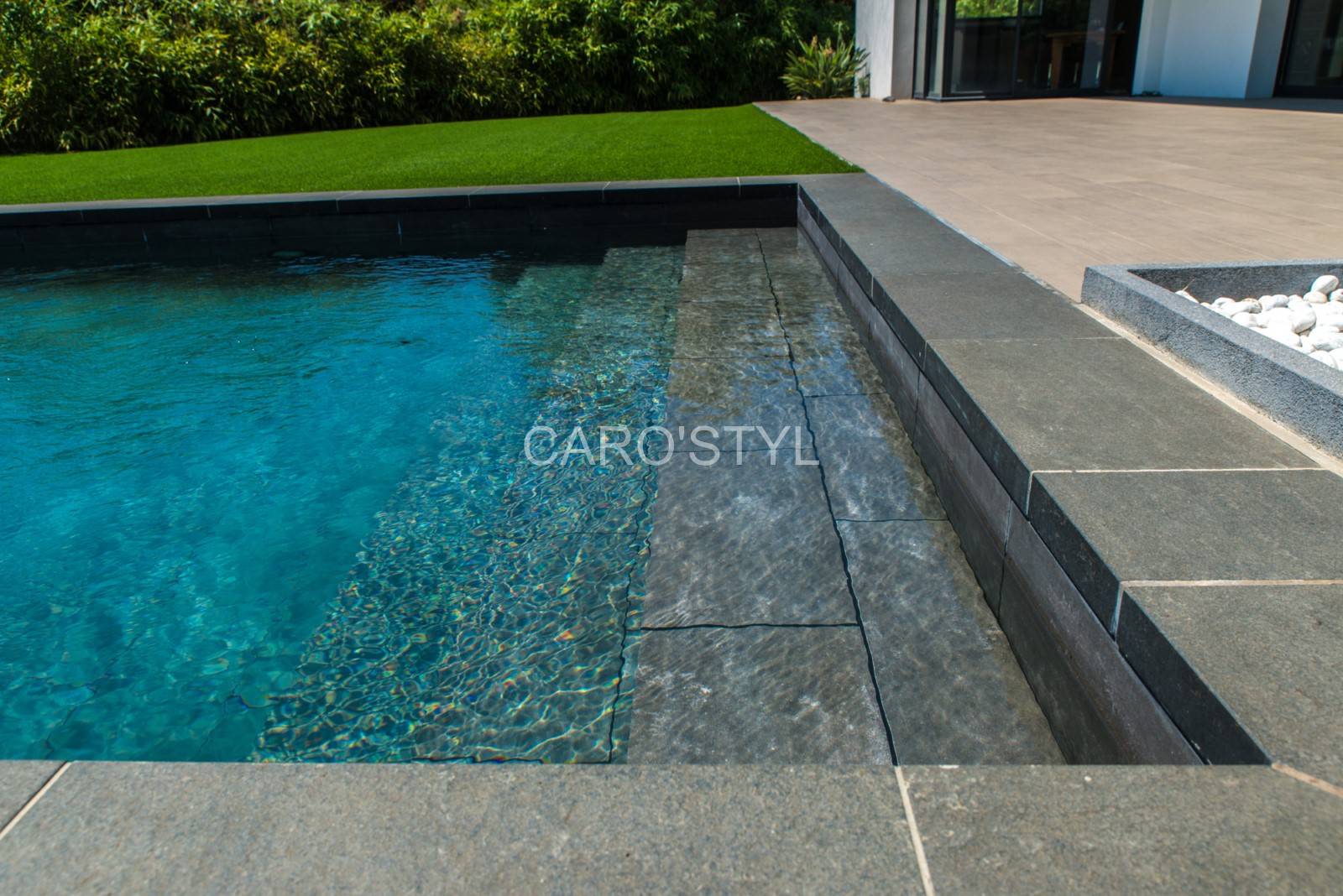 Piscine design carrelage foncé anthracite