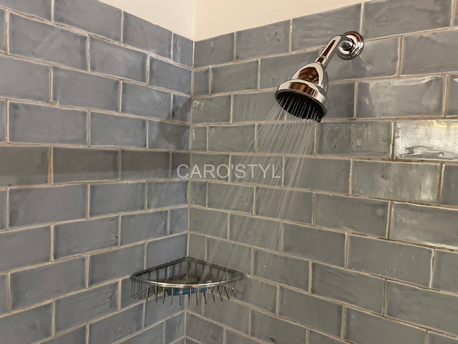 Faïence murale rétro bleu lavande pour salle de bain dans le Var