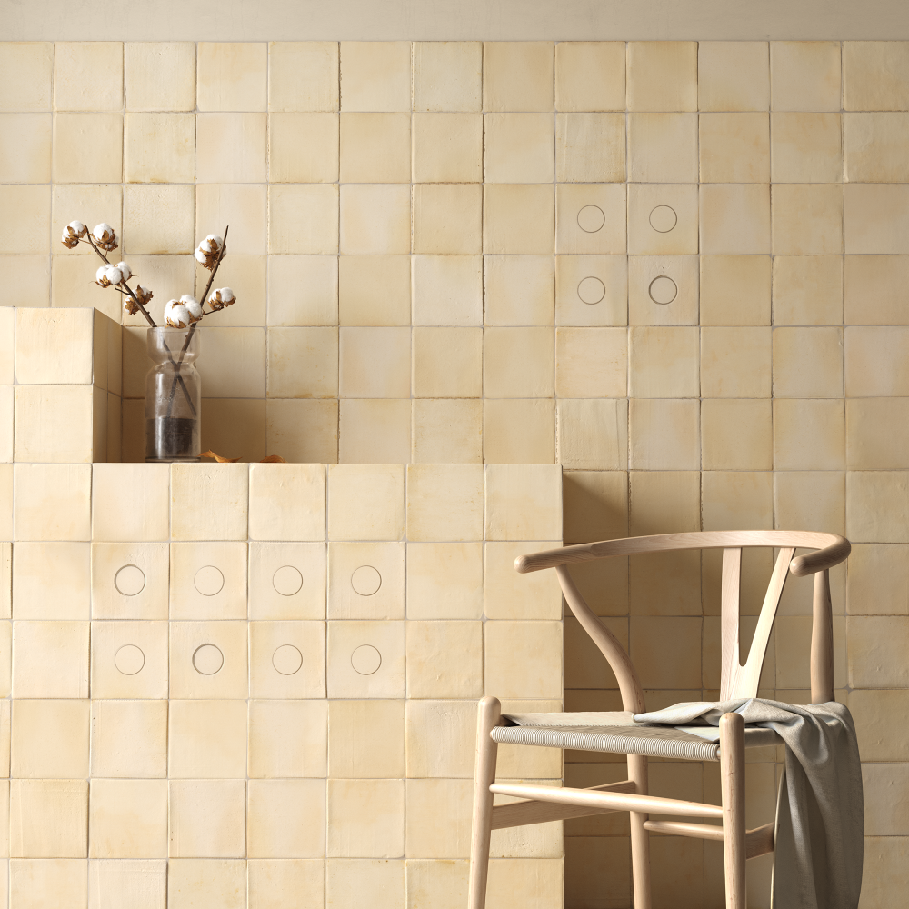 Carrelage Albertina 15x15 cm à Lyon, avec inserts ronds de 30 mm en diverses couleurs et effets.