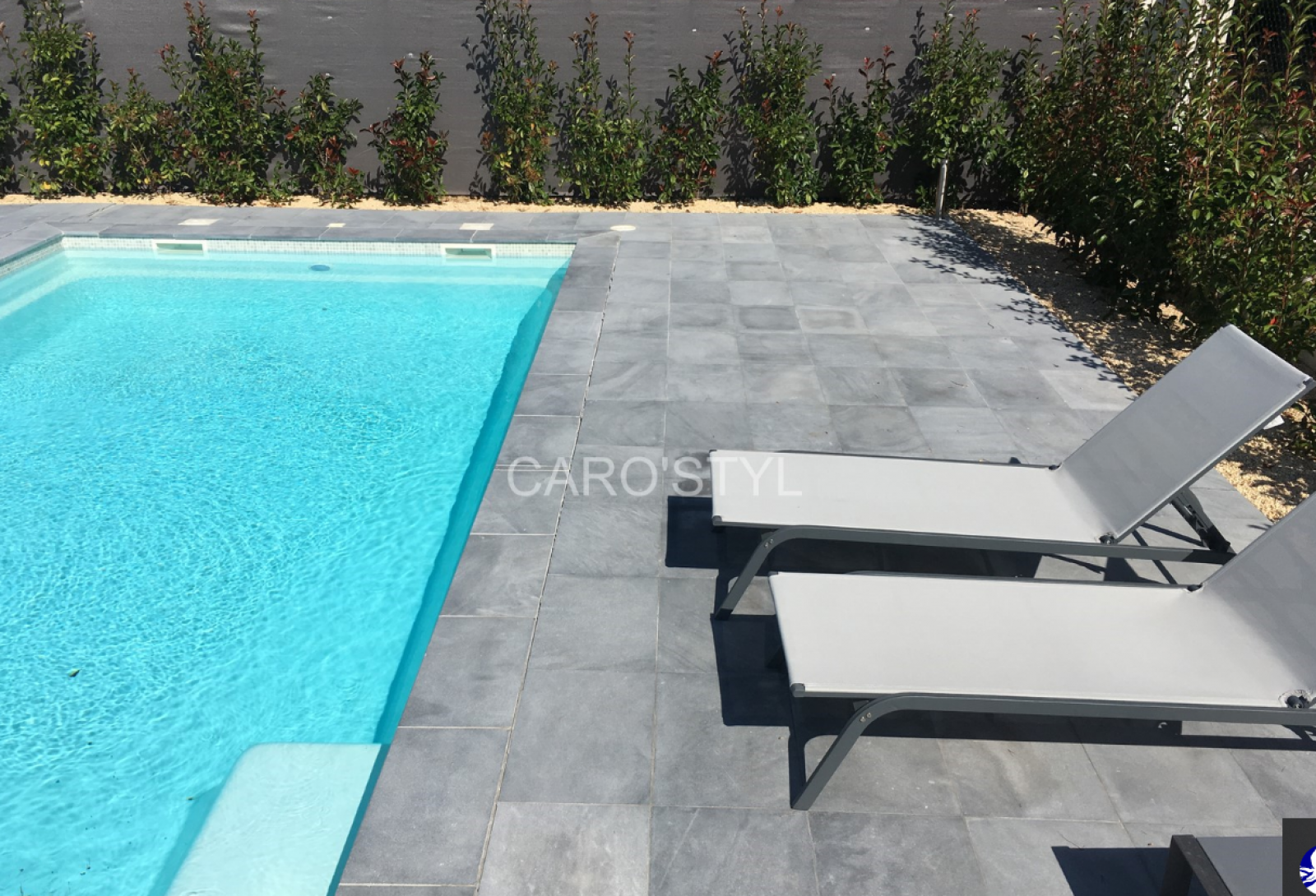 Plage de piscine en pierre bleutée pour des ambiances modernes, à Hyères 83400 Var