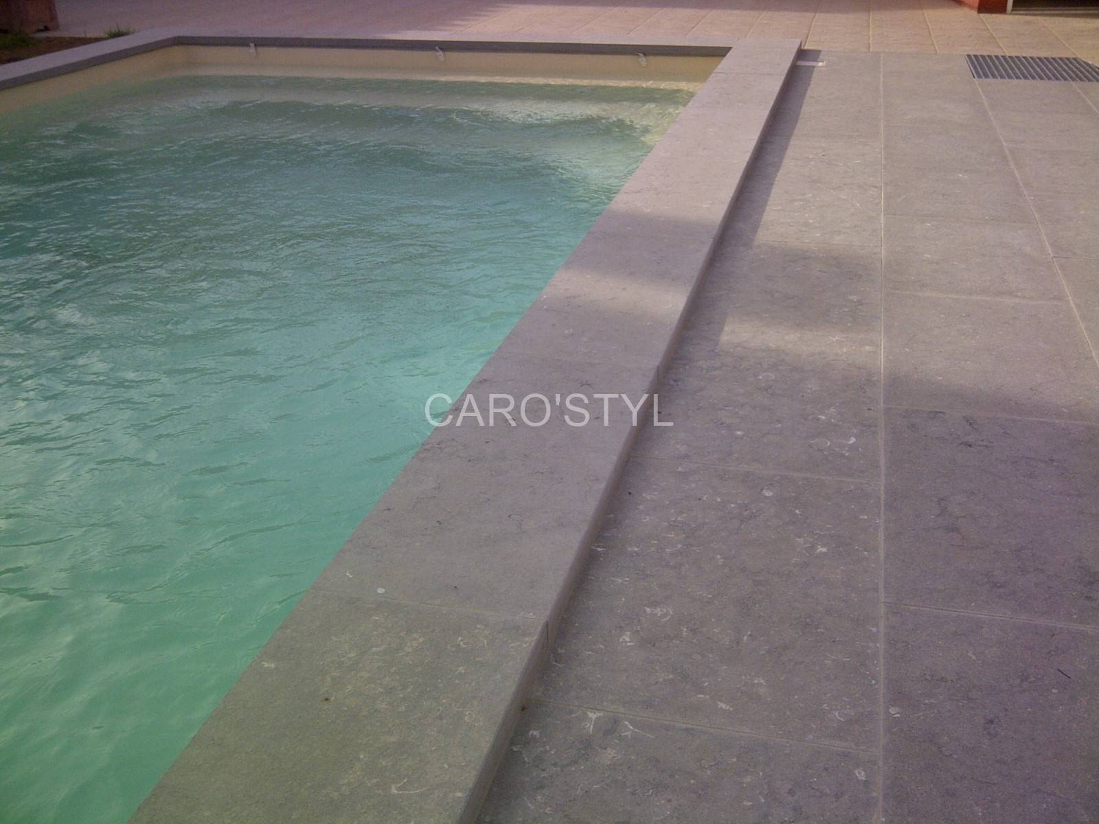 Margelle en pierre de cenia azul à Cavalaire 