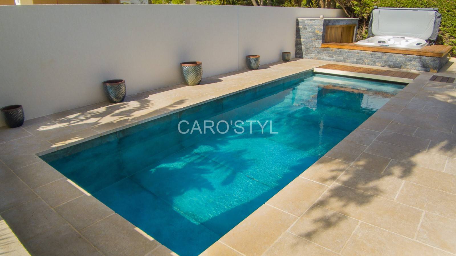 Harmoniser une margelle en pierre naturelle avec le carrelage de piscine Lagoon, près de Bormes les Mimosas 83 Var