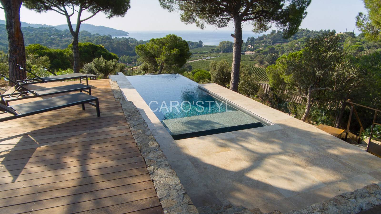Comment aménager les abords d'une piscine avec du travertin, près de Saint-Tropez 83 Var