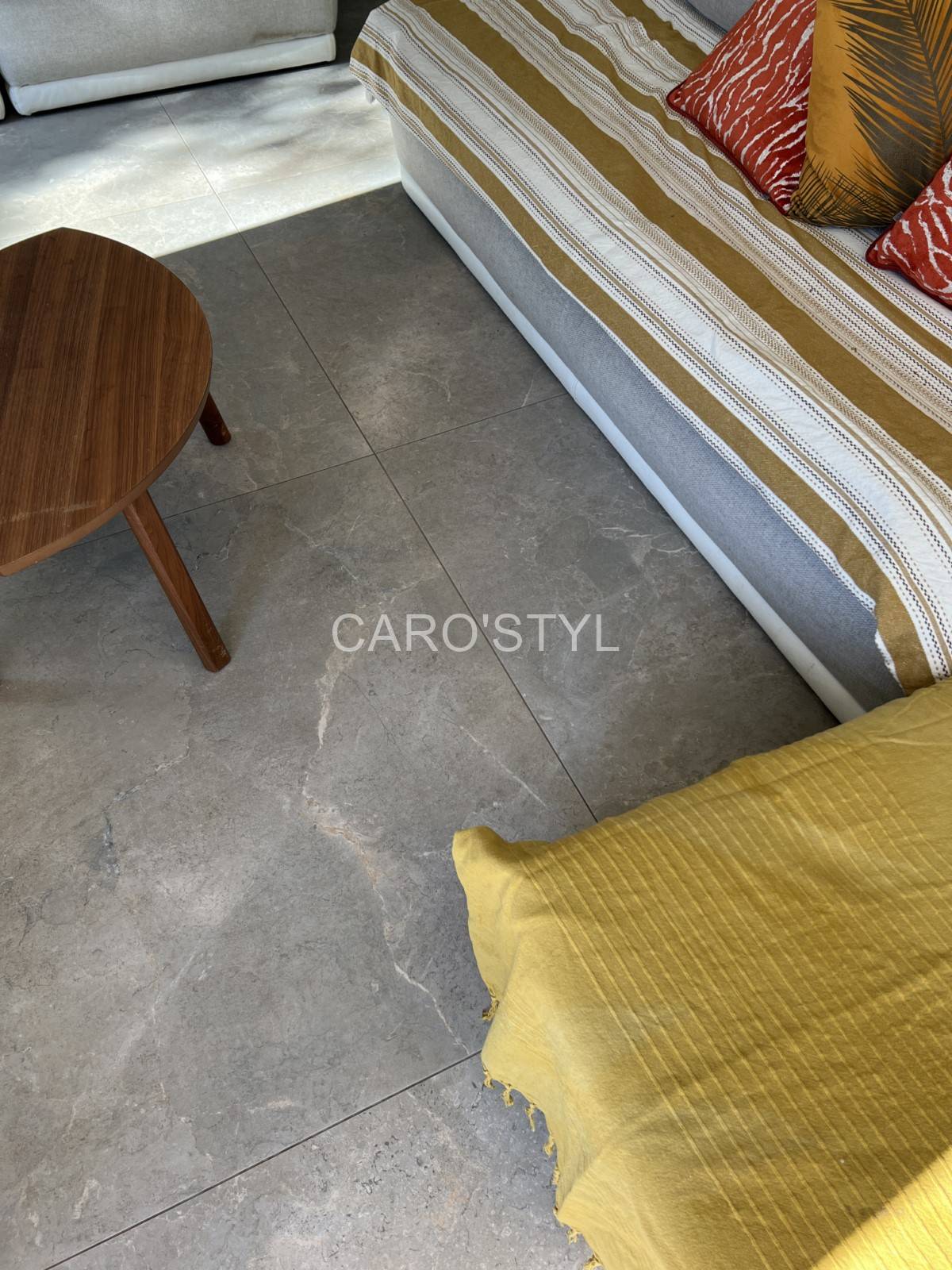 Carrelage gris aux fines marbrures pour un sol intérieur dans le Var