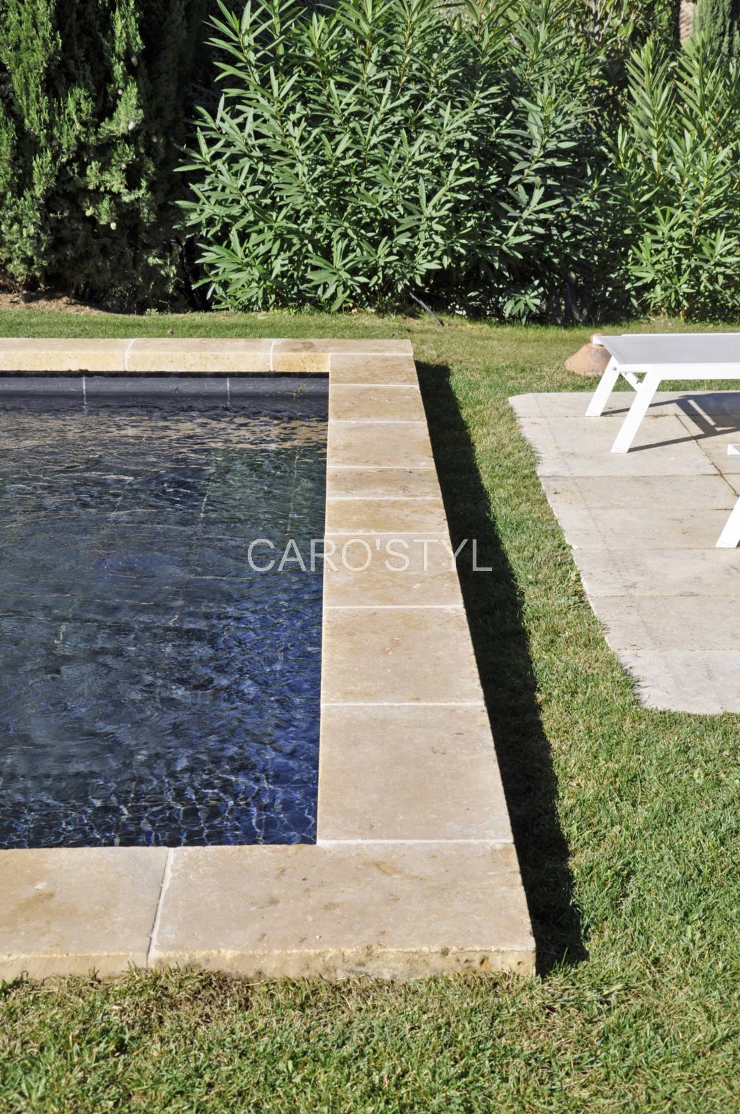 Piscine de couleur noire la cadière d'Azur var