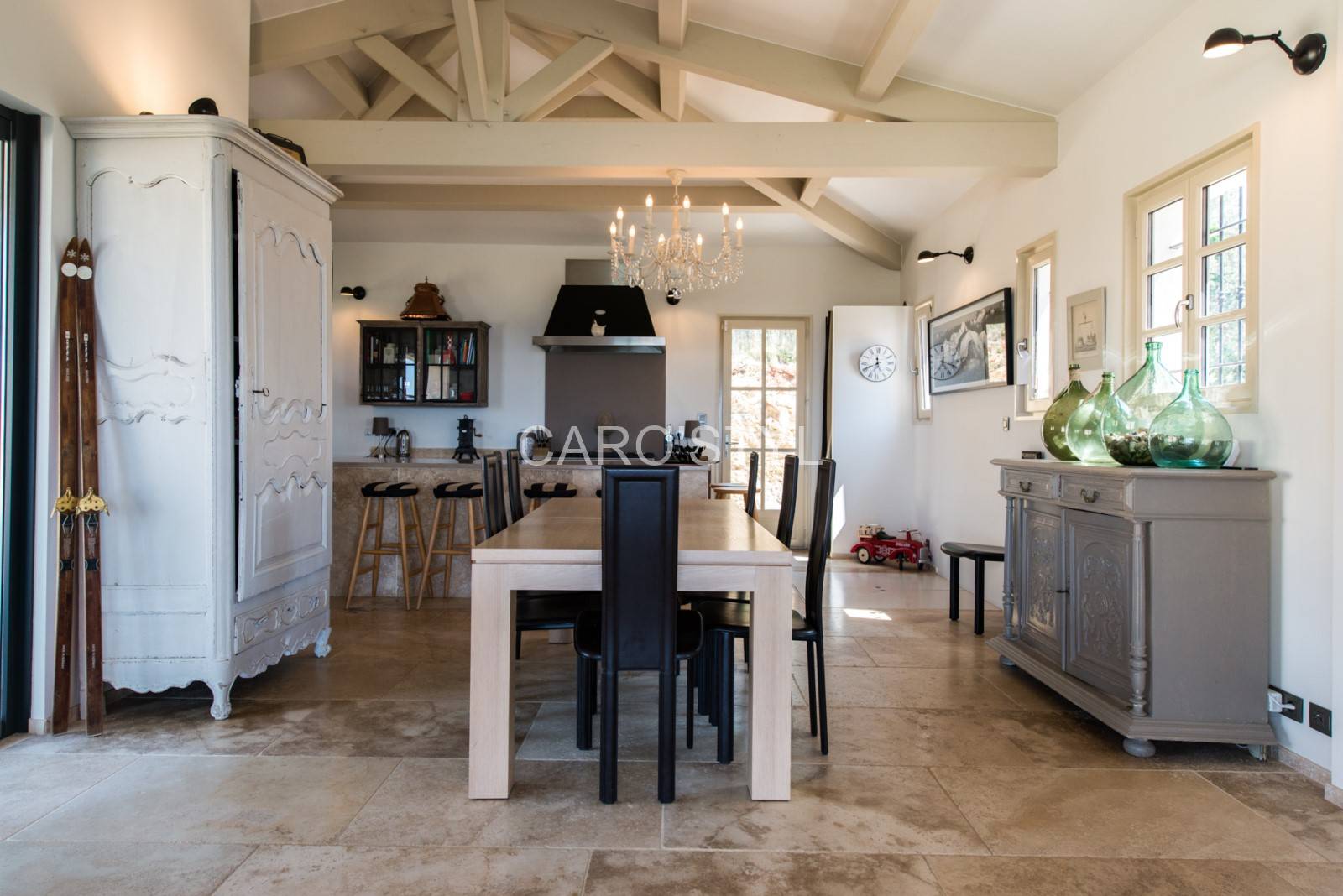 Dallage en travertin pour un sol intérieur dans le 83