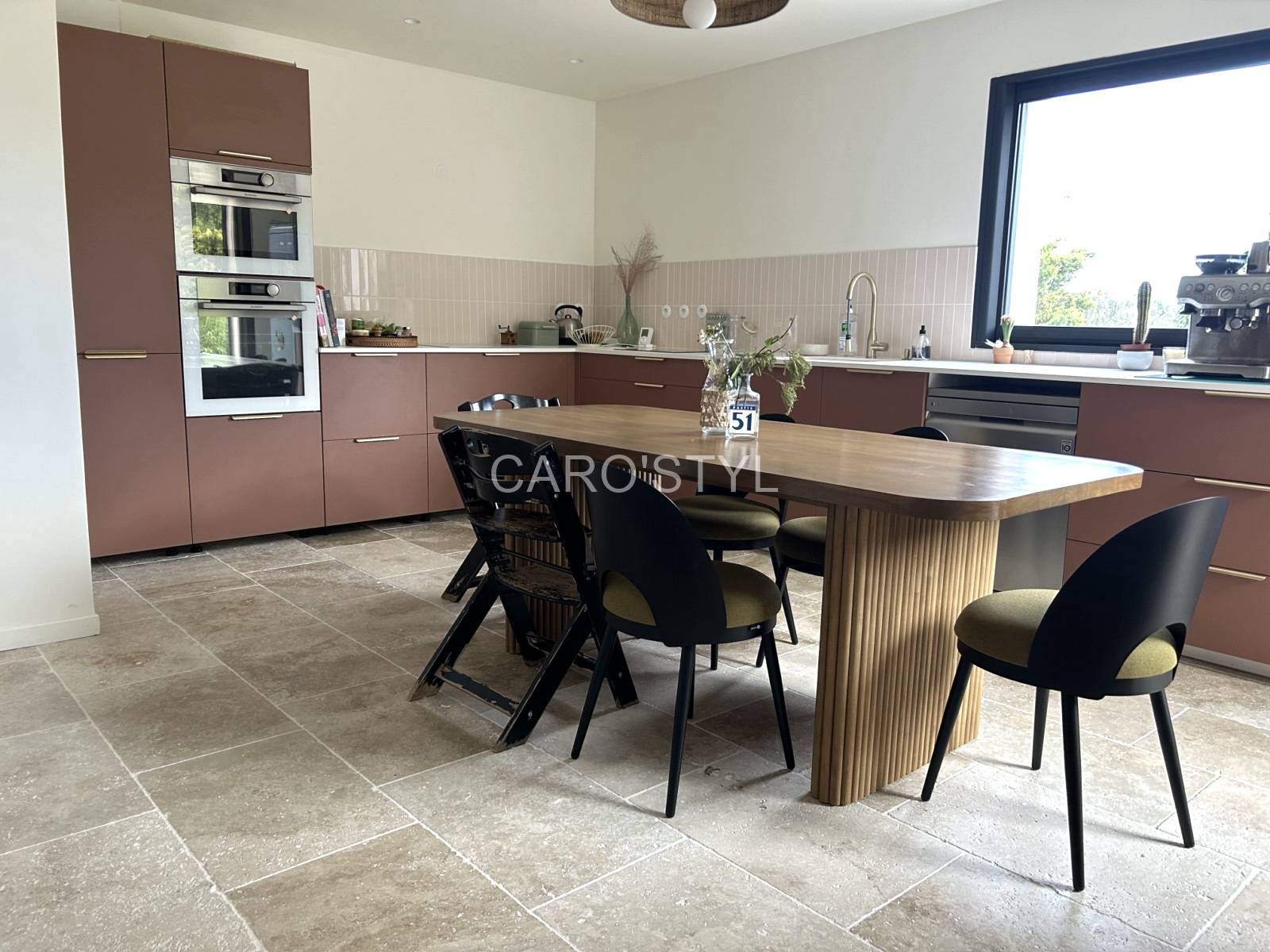 Dallage 40x60 cm en travertin, pour terrasse extérieure, résistant au gel à Montpellier.