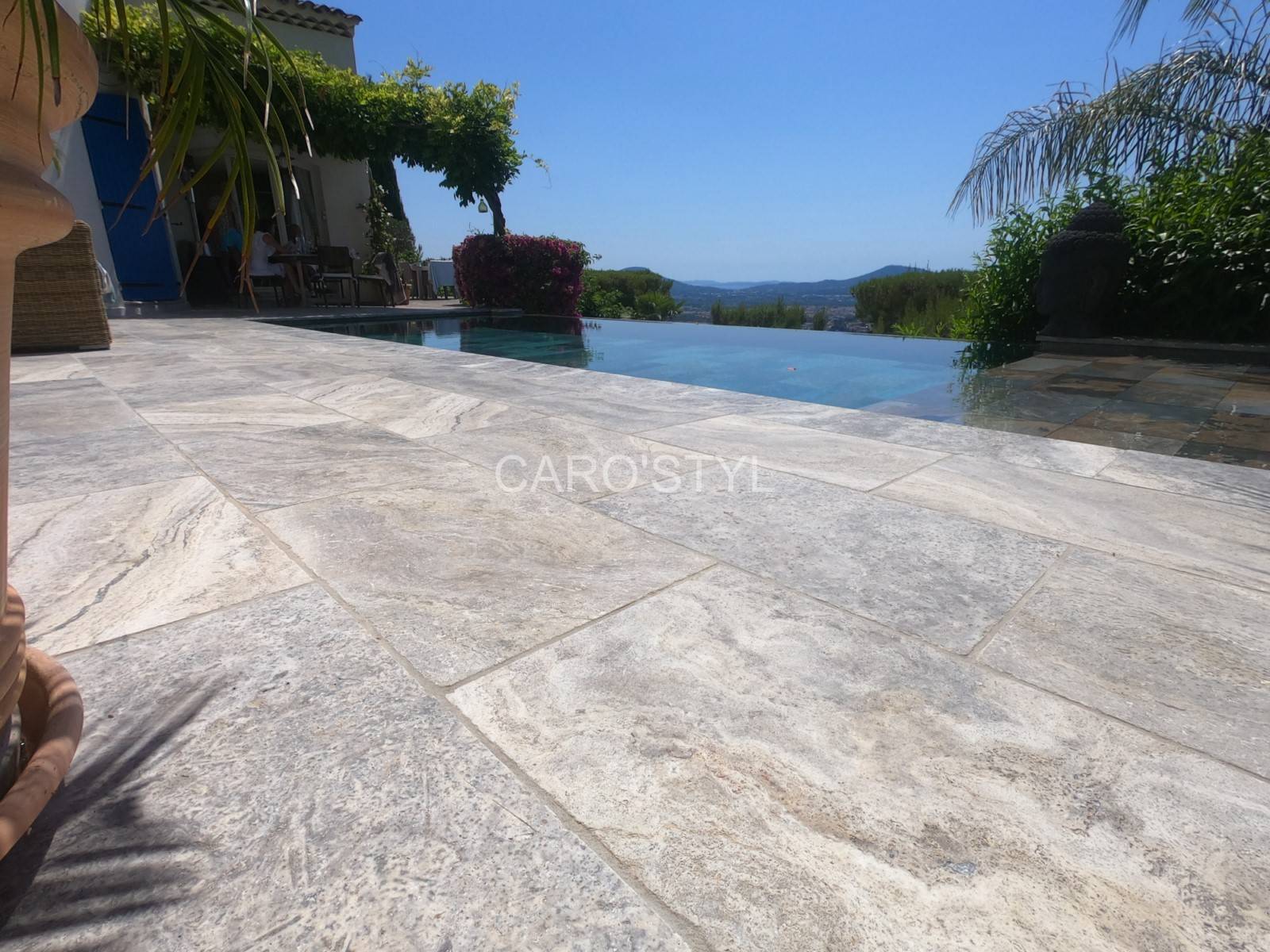 Carrelage de terrasse en travertin gris, à Hyères 83400 Var