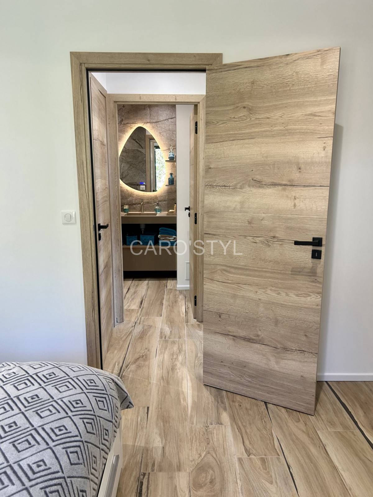 Ambiance naturelle dans une chambre avec le carrelage Rondine Sherwood Oak dans le Var