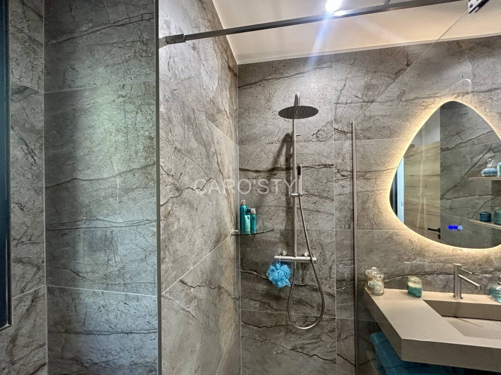 Carreaux muraux Cappucino Marble pour salle de bain dans le 83