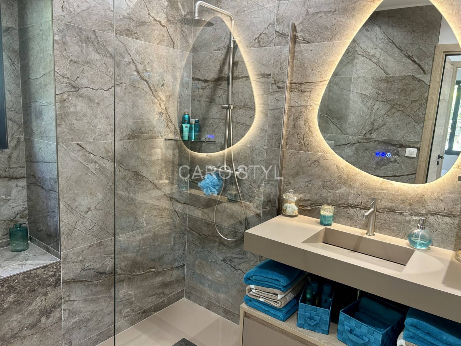 Salle de bain élégante avec un revêtement mural taupe de Imola The Room San Pe dans le Var