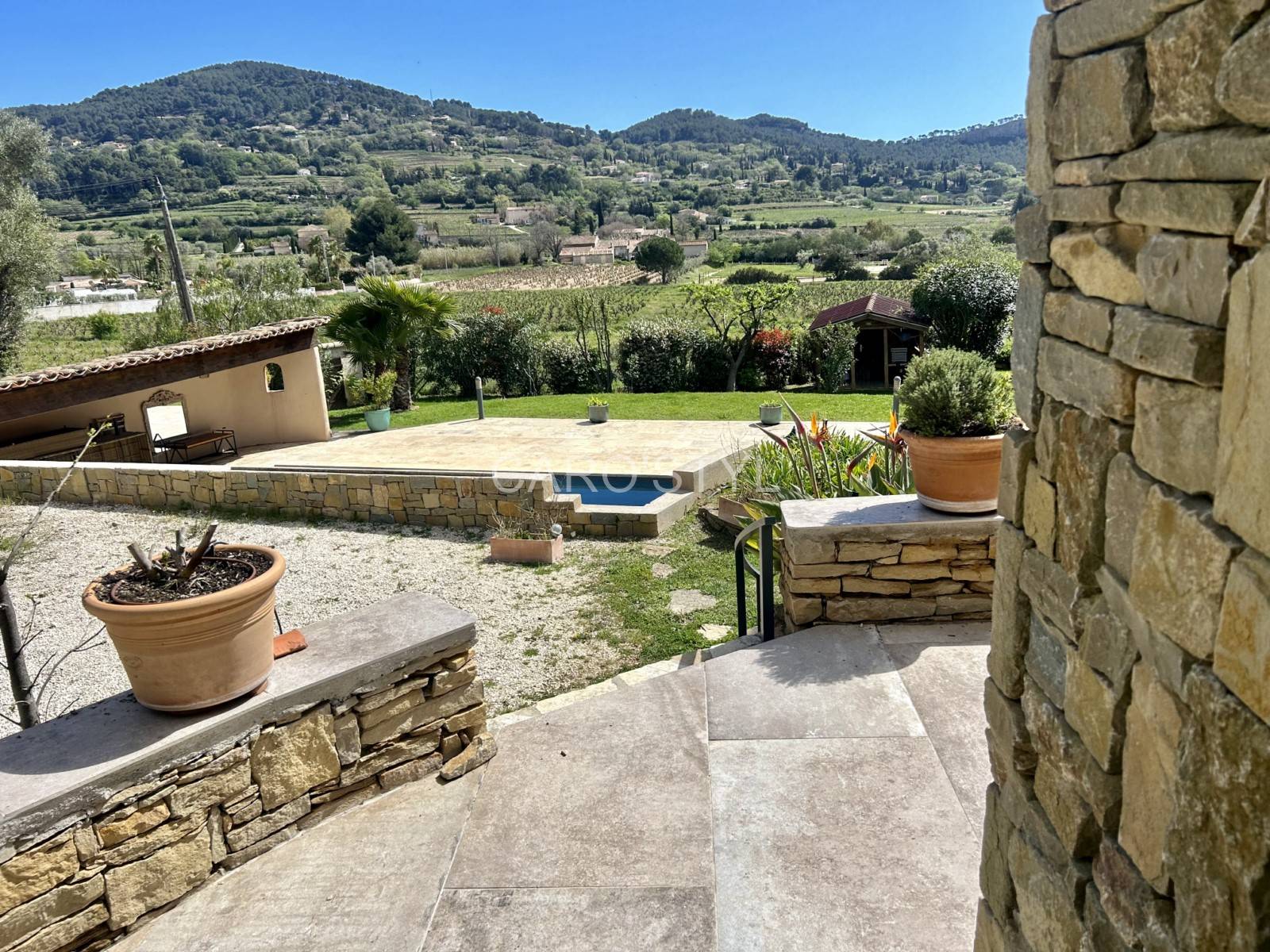 Térasse dotée d'un carrelage Florim La Roche dans le 83 