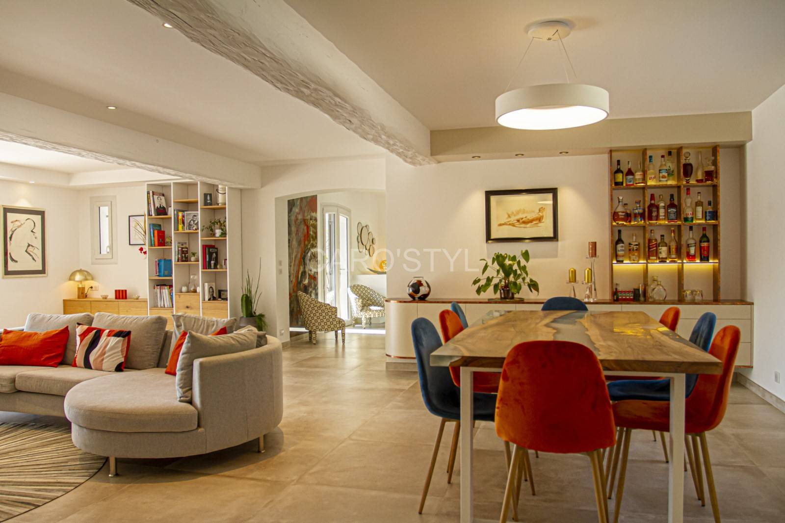 Carrelage imitation béton beige salon design et contemporain à Fréjus