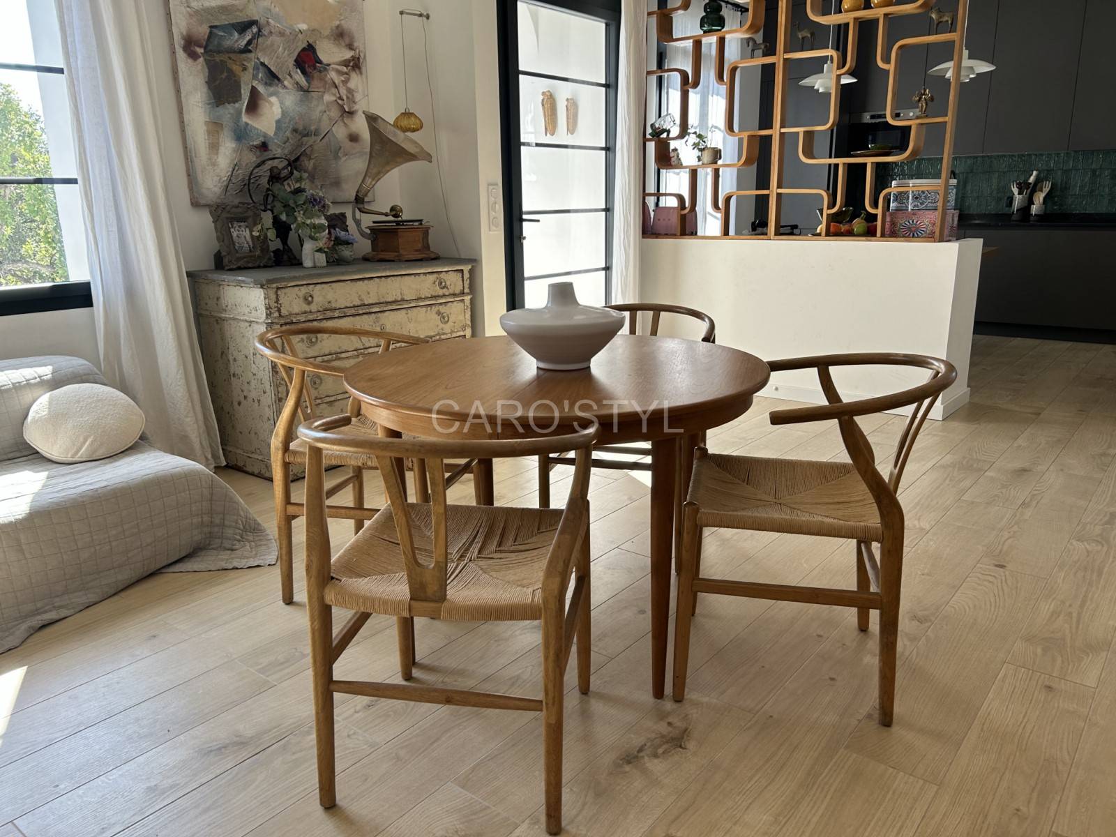 Ambiance scandinave à Hyères dans un salon recouvert du carrelage Allure Rovere Naturel Italgraniti.