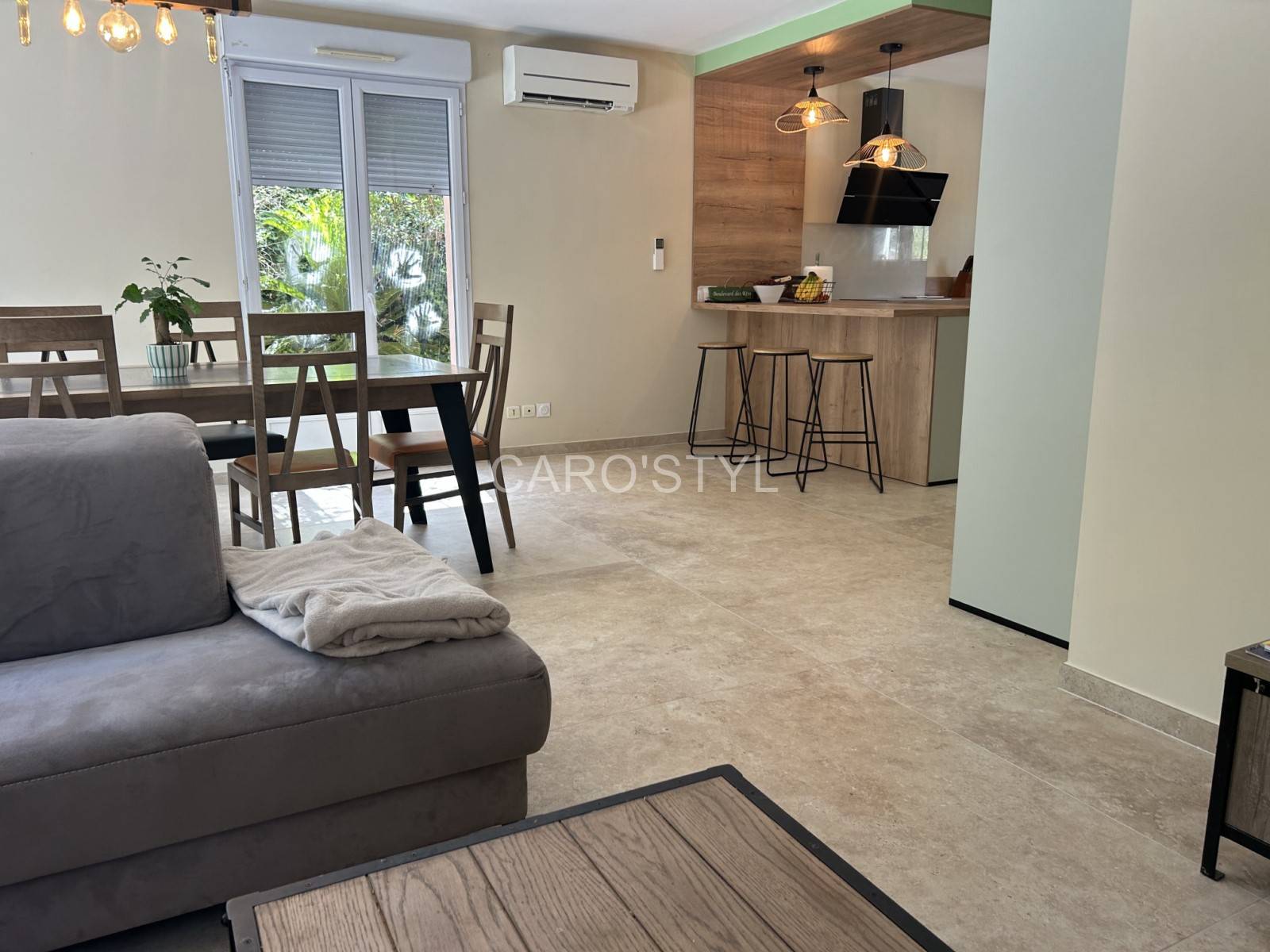 pose carrelage grand format Villa Travertina salon intérieur maison moderne showroom La Seyne