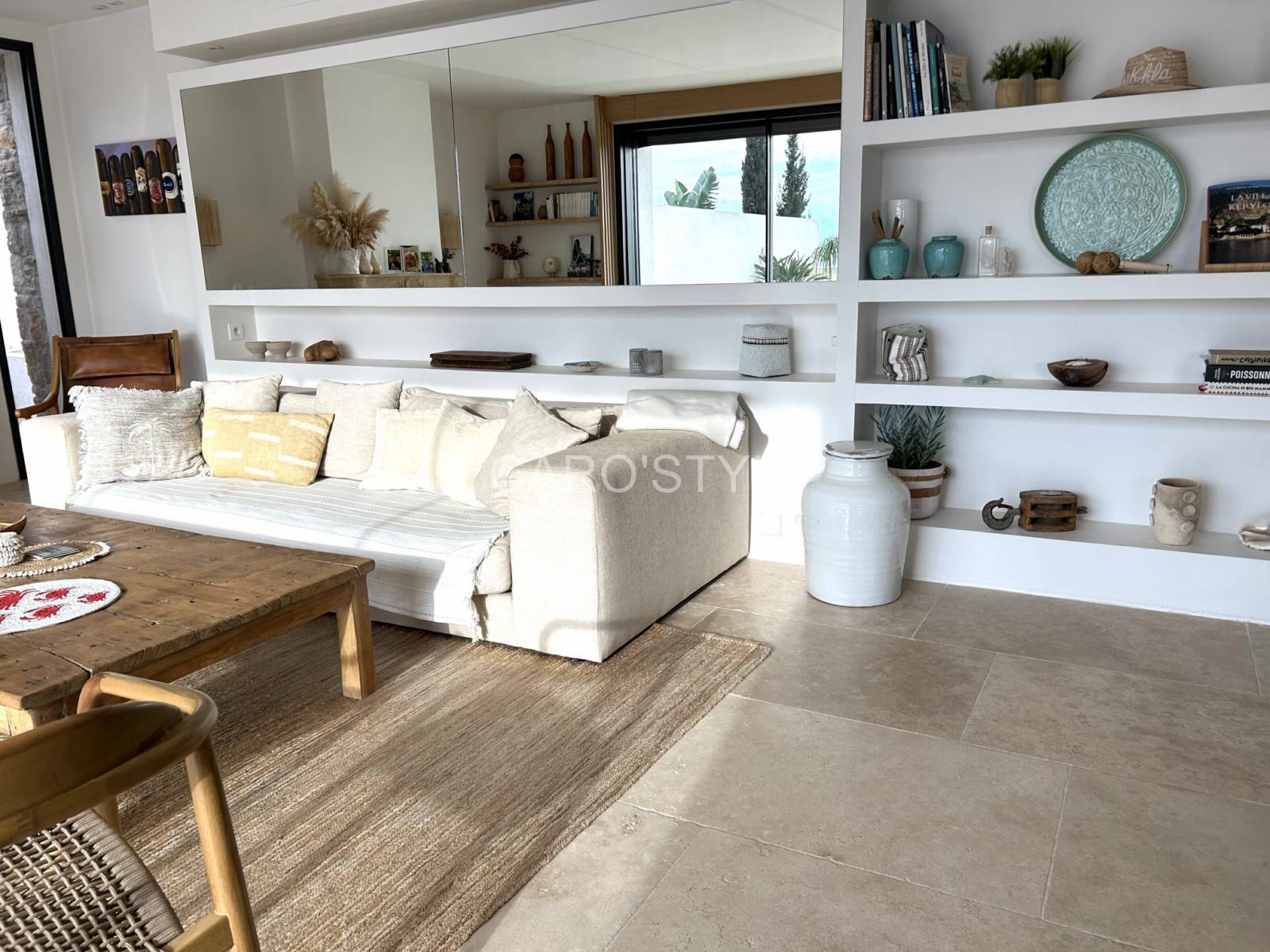 Carrelage travertin 60x90 beige à Nice, idéal pour plage de piscine et extérieur.