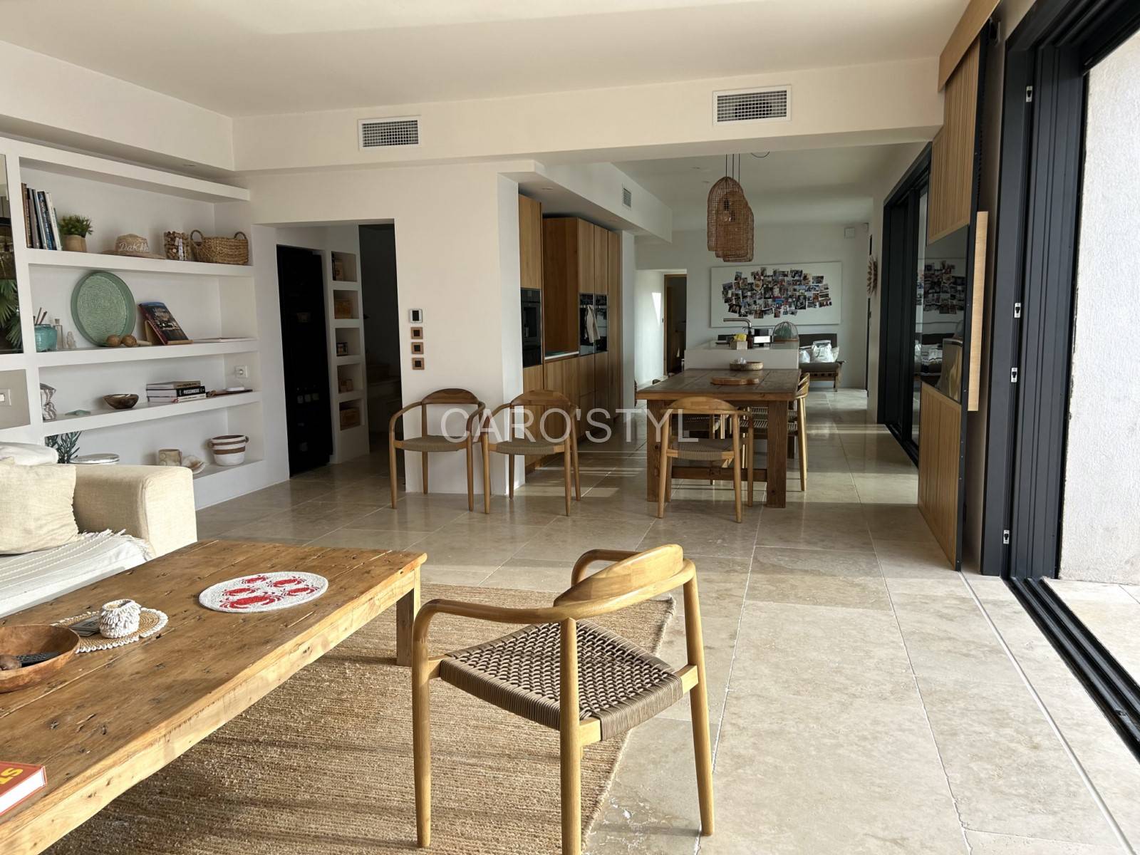 Sol en travertin 60x90 beige à Montpellier, grand format pour un rendu harmonieux