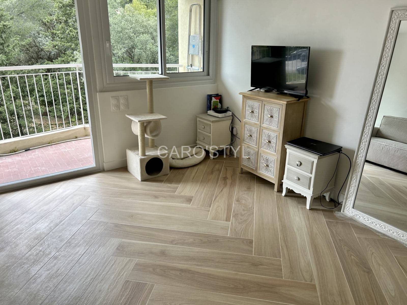 Sol paré d'un carrelage effet parquet en format 20x120cm collection Caesar Hike à Marseille 