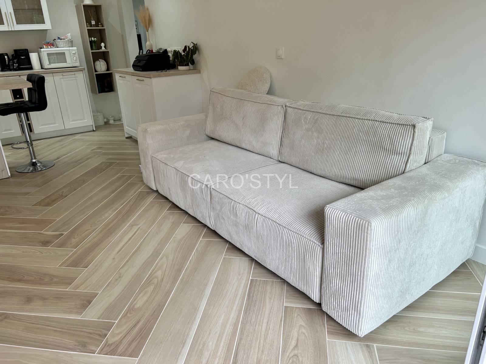 Intérieur avec un carrelage en pose chevron imitation parquet dans le VAR 