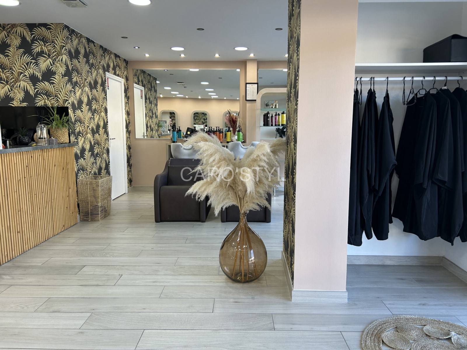 revêtement sol salon de coiffure carrelage Silva effet bois clair grès cérame résistant