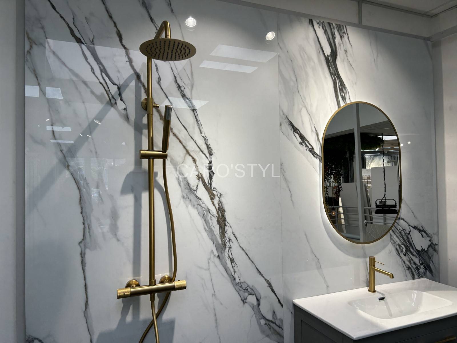 Meuble plan céramique blanc avec finition bois et détails dorés, décoration Art Déco à Nice