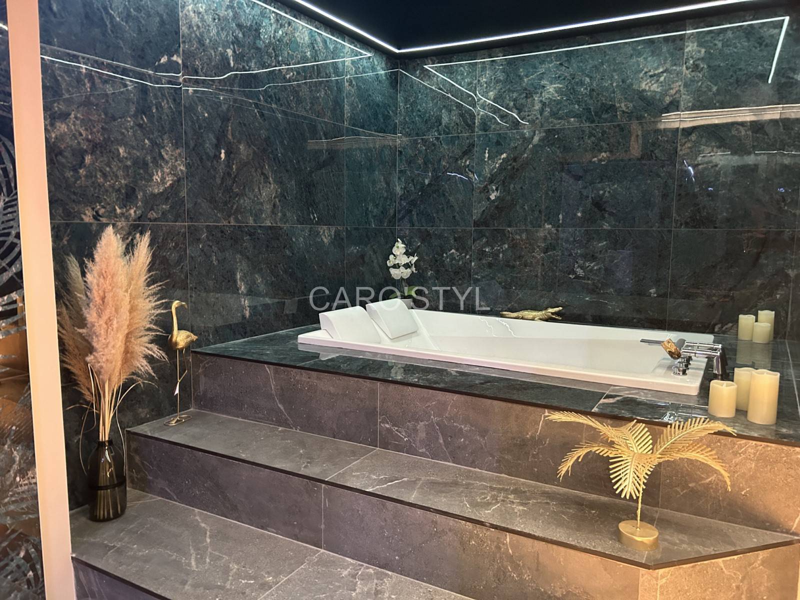 salle de bain de luxe à Lille : Carrelage Marbre Vert du Guatemala, surface polie, aspect premium, idéal pour espaces commerciaux prestigieux.