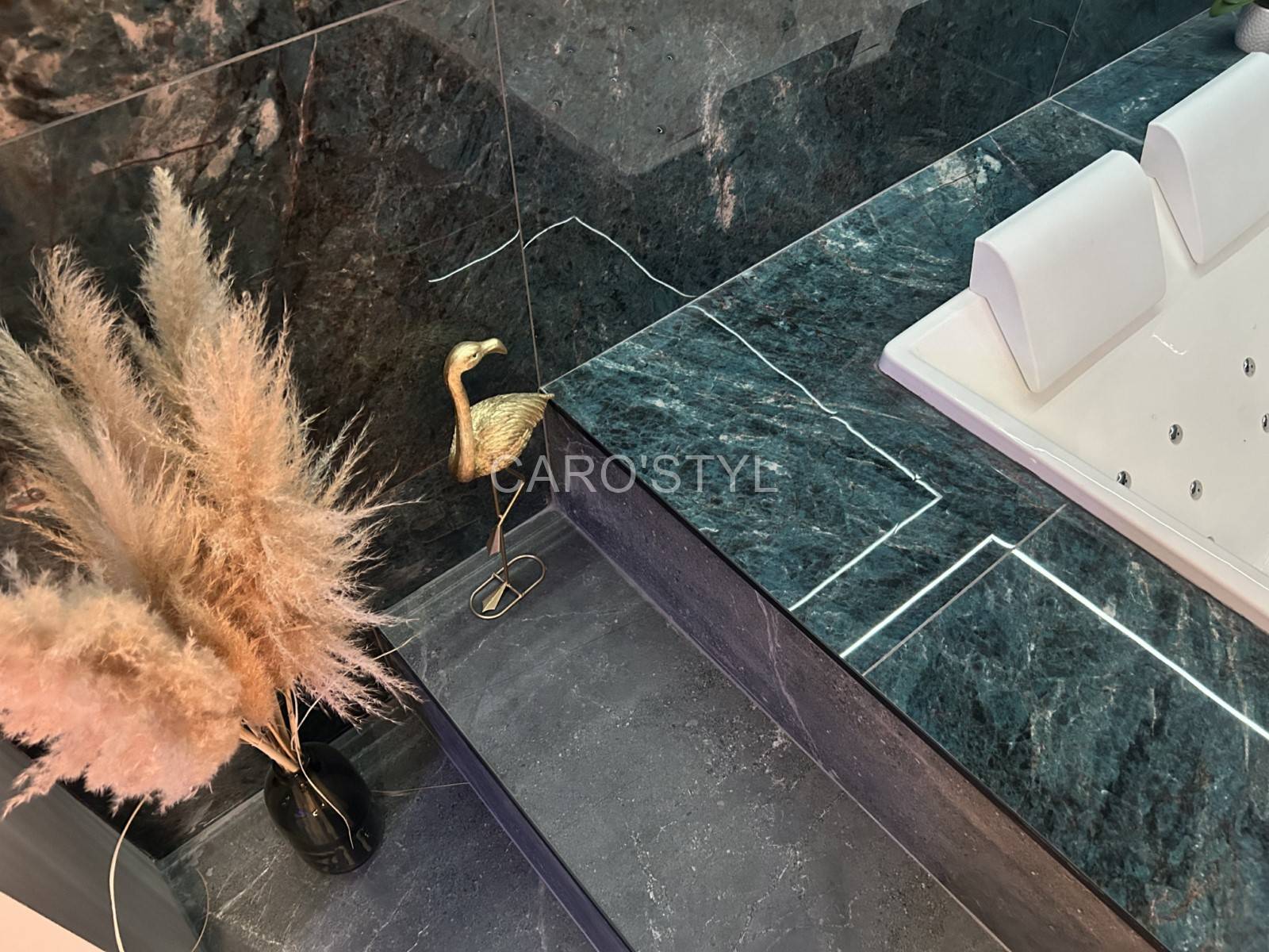 Salle de bain luxueuse à Marseille : Grès cérame effet marbre vert, format 60x120 cm, pose murale et sol, ambiance raffinée.