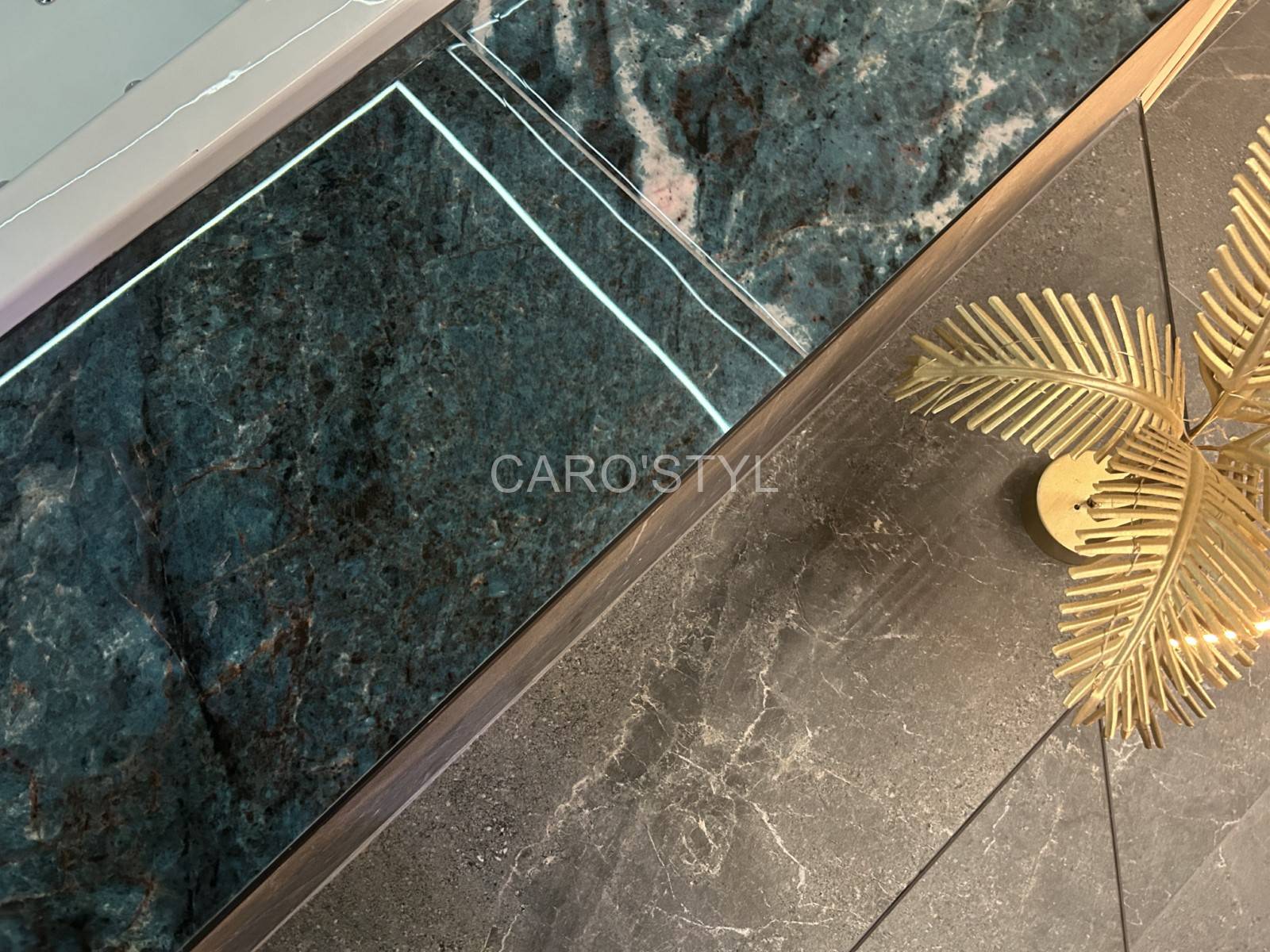 Salon contemporain à Nice : Grès cérame 60x120 cm, rendu esthétique haut de gamme, reflet lumineux, pose continue sur sol et mur.