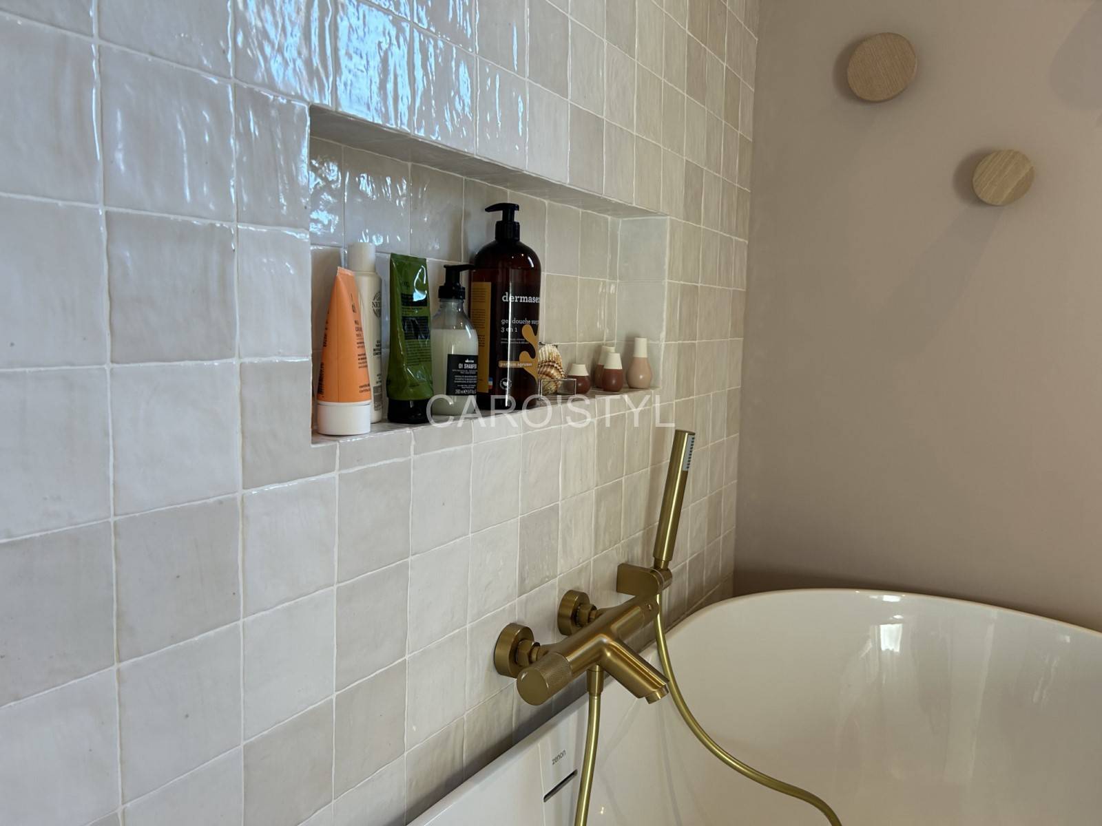 Zellige 10x10 cm, variation de couleur, pose en chevron, aspect lumineux, ambiance chaleureuse.