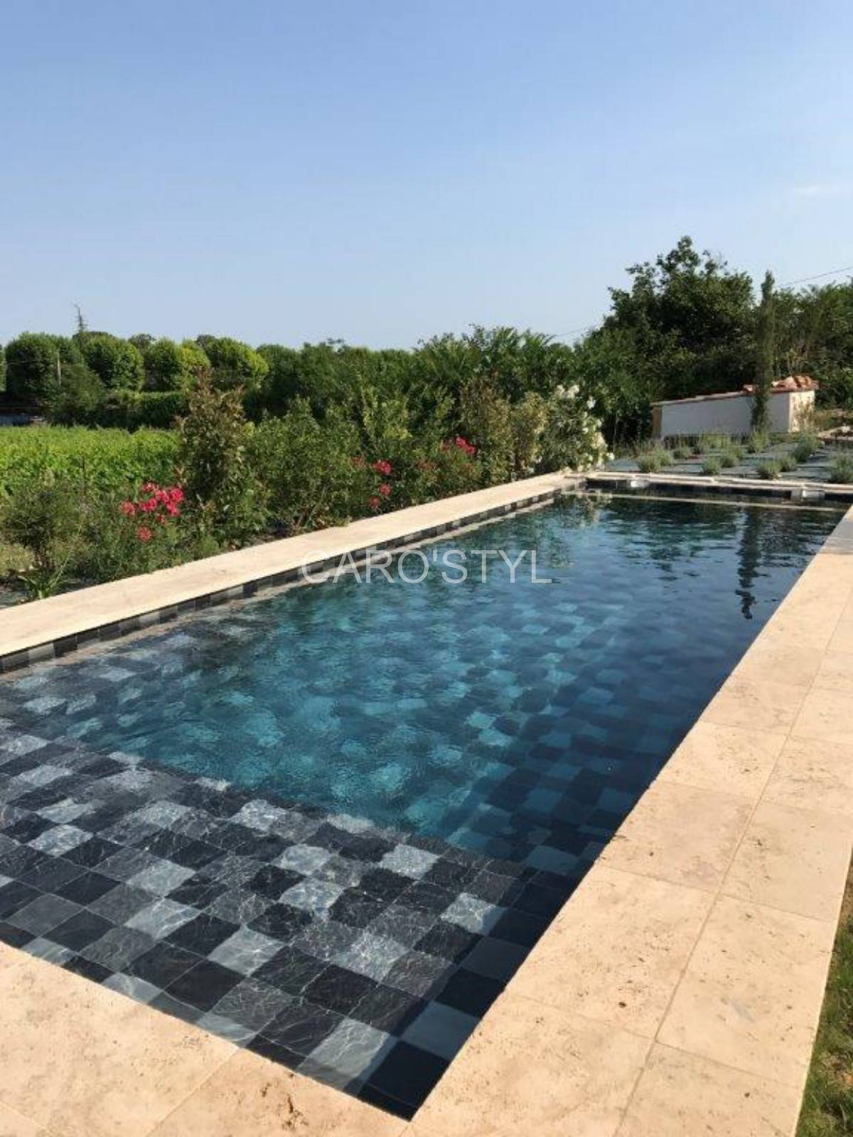 Acheter du carrelage aux nuances de gris pour une piscine dans le Var