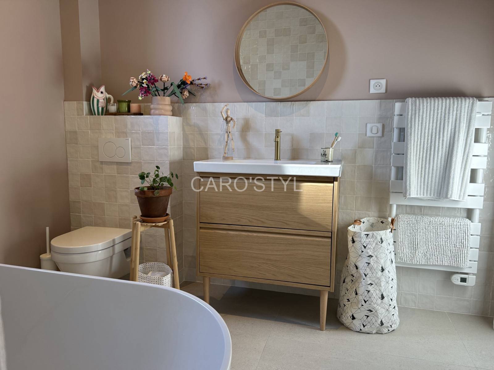 Salle de bain à Marseille : Carrelage zellige 10x10 cm, nuances irrégulières, pose murale, facile d’entretien, ambiance lumineuse.