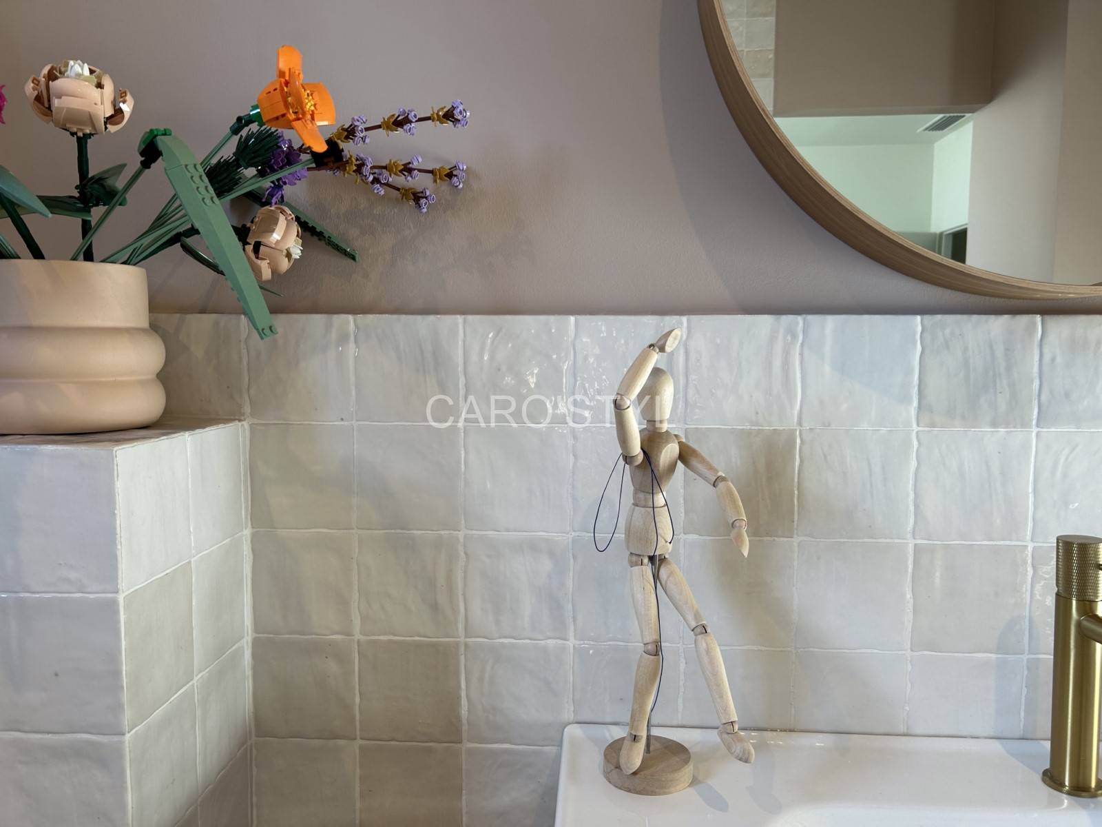 Zellige crème 10x10 cm, rendu unique, qualité Harmony, reflets brillants, ambiance méditerranéenne.