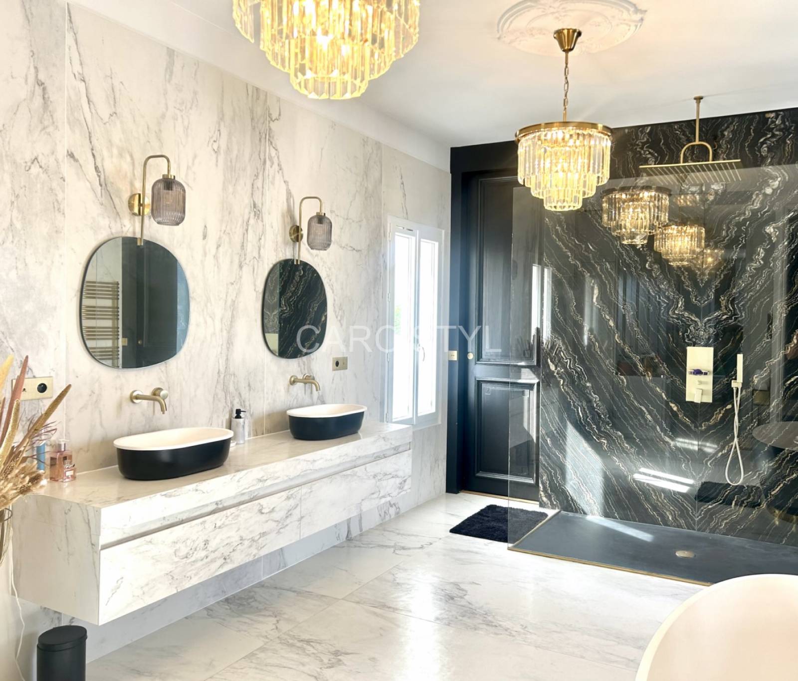 Plaques de marbre aux veines continues dans une salle de bain luxueuse à Lyon 