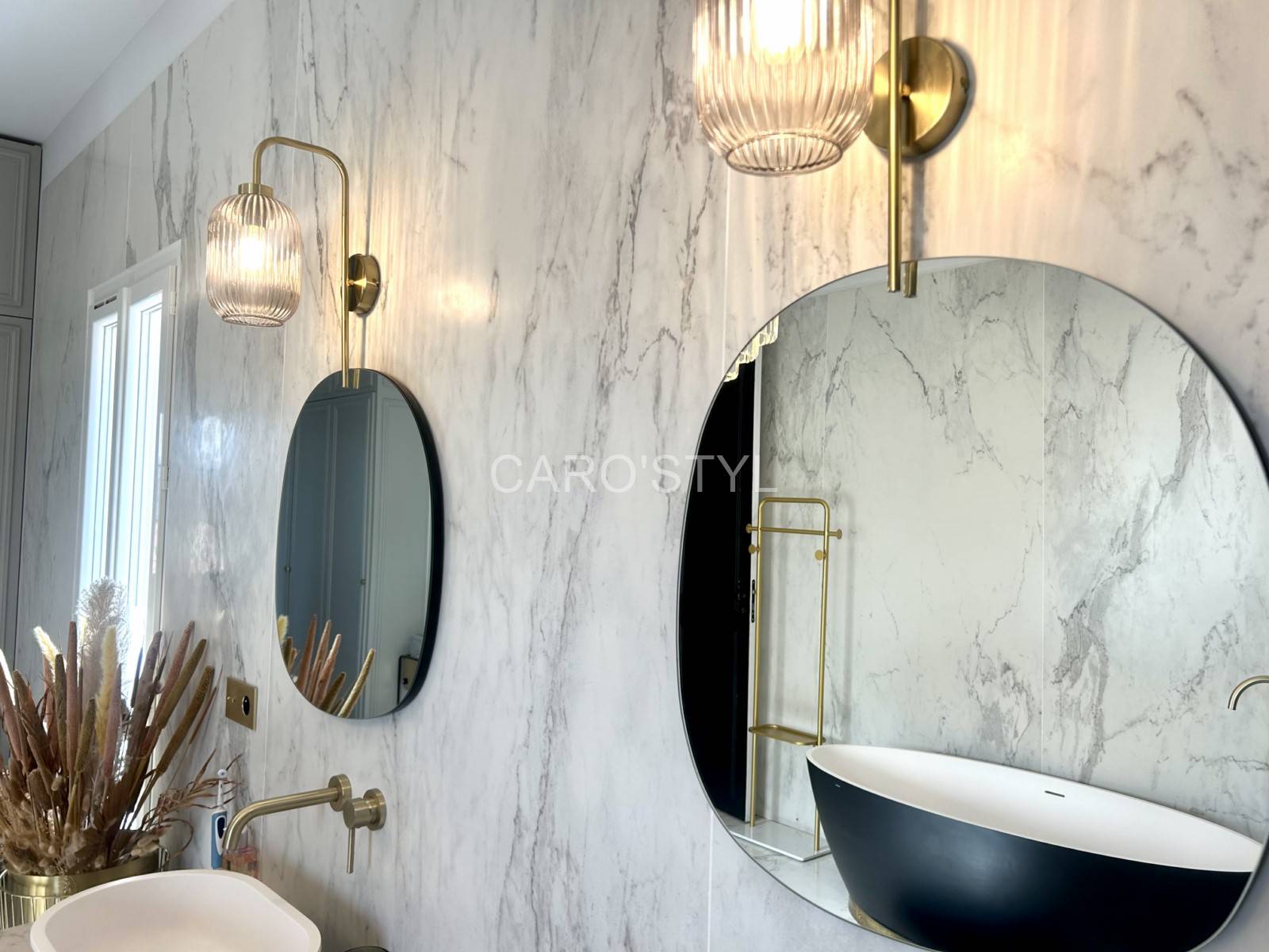 Salle de bain parée d'accessoires élégants et modernes dans le 83 