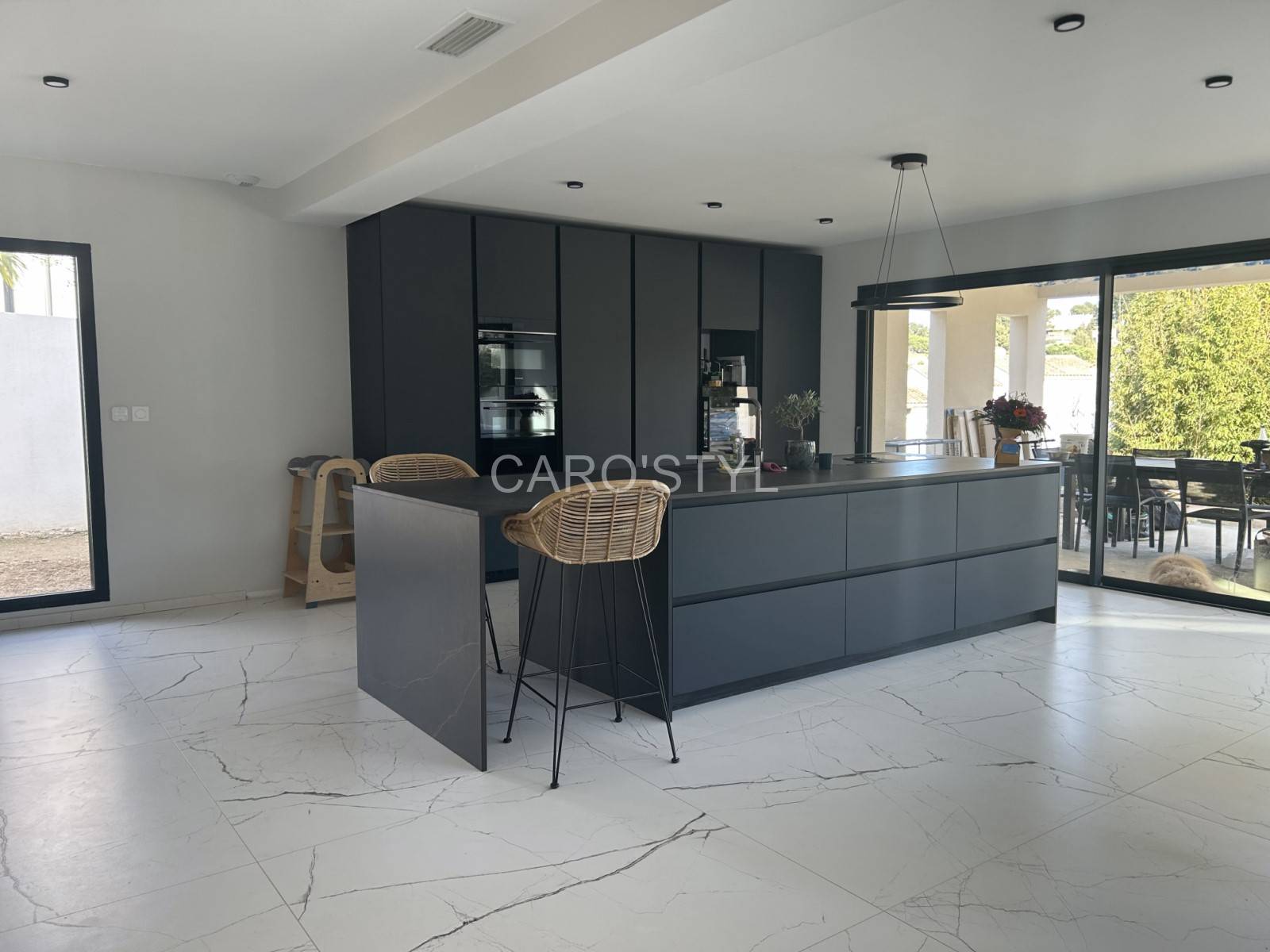 Salon chic à Marseille : Carrelage 120x120 cm, finition naturelle mate, blanc texturé, élégant et résistant pour espace de vie.  Salon haut de gamme à Bordeaux : Sol en grès cérame effet marbre, texture légèrement veinée, format XXL, luxe et modernité.