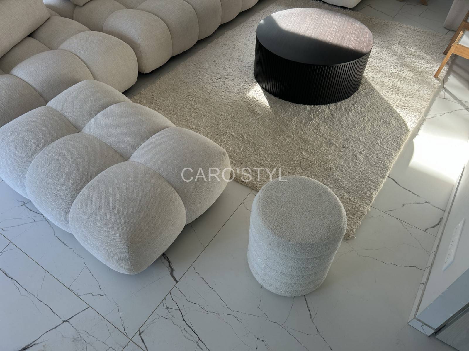 Salon chic à Draguignan : Carrelage Imola The Room STAVP 6, vert gris, effet pierre naturelle, parfait pour un intérieur sophistiqué.