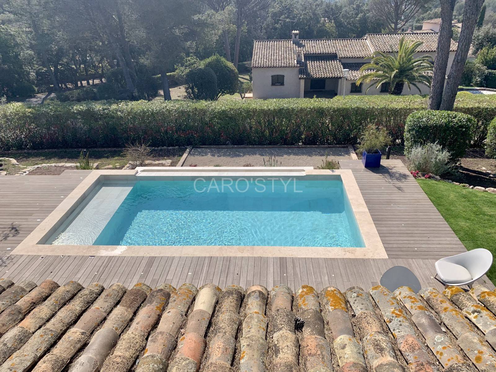 Une piscine contemporaine grâce à un carreau blanc pure à St Raphael 