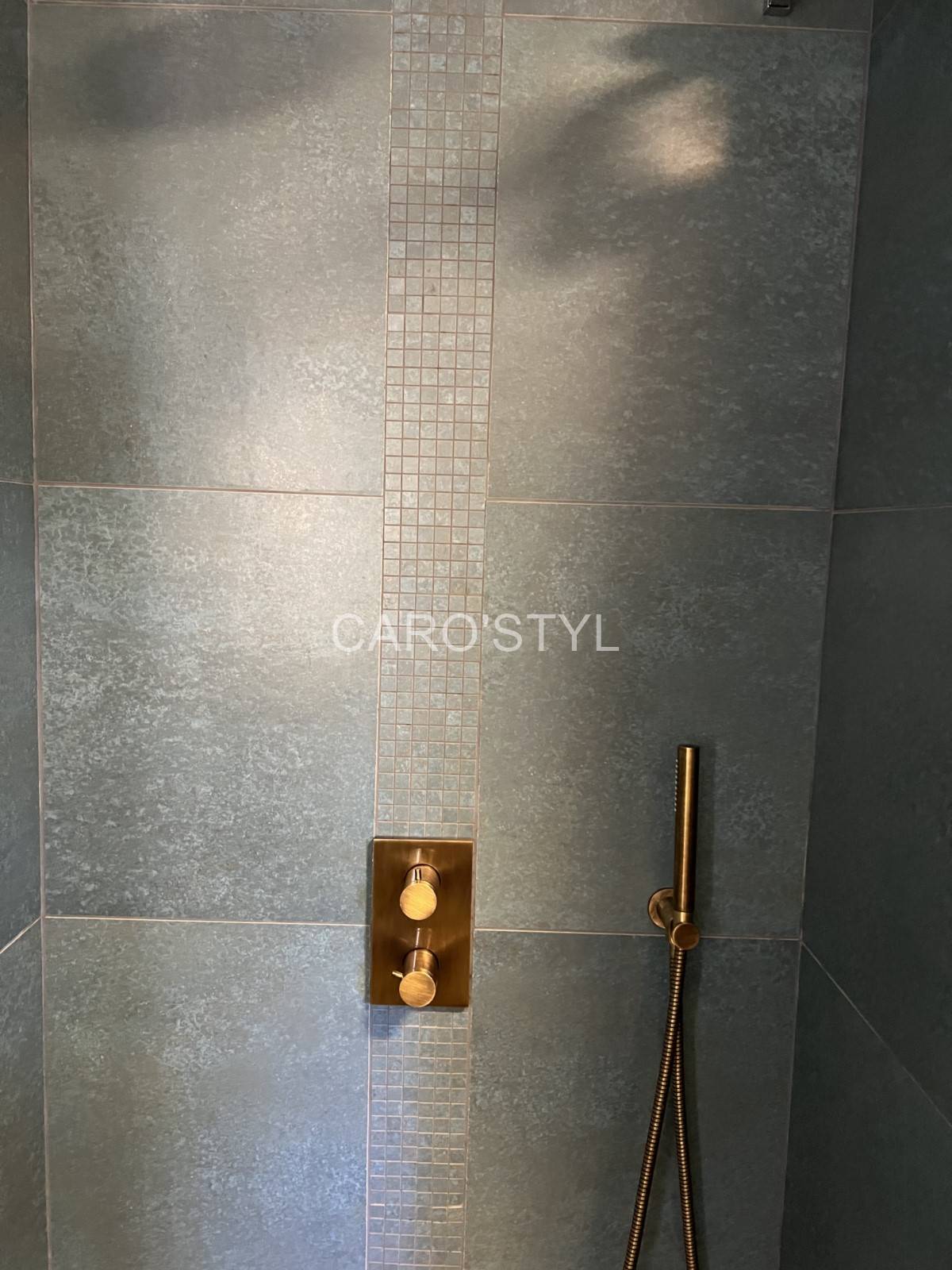 Carrelage grand format pour revêtements muraux pour une salle d'eau dans le Var