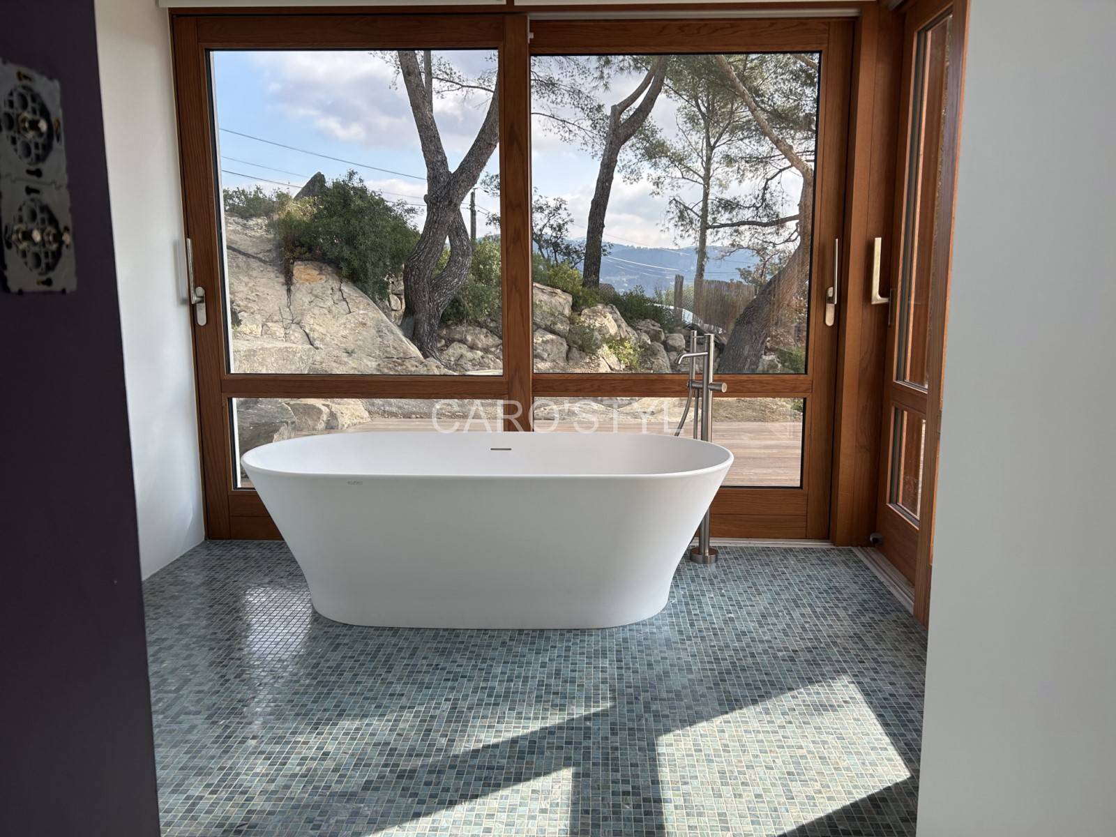 Mosaïque Lago di Garda dans salle de bain contemporaine à Lyon, décor raffiné et lumineux.